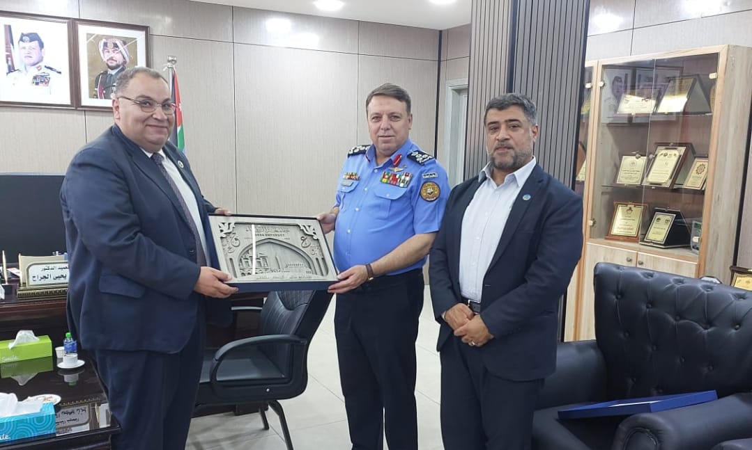 جامعة الزرقاء تهنئ مدير شرطة محافظة الزرقاء 