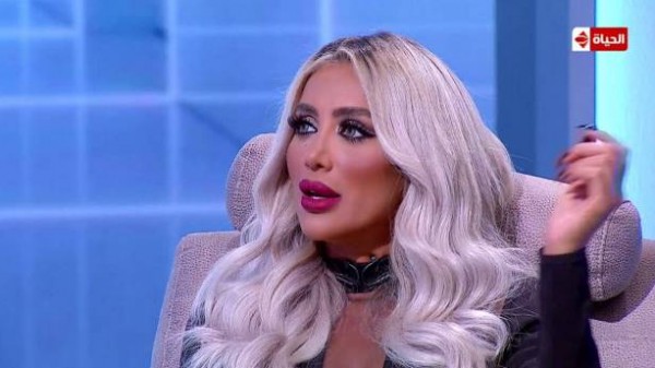 بالصور  ..  مدير مدرسة يعتذر من ابنة مايا دياب بعدما قيل لها: "أمك ستذهب إلى جهنم"  
