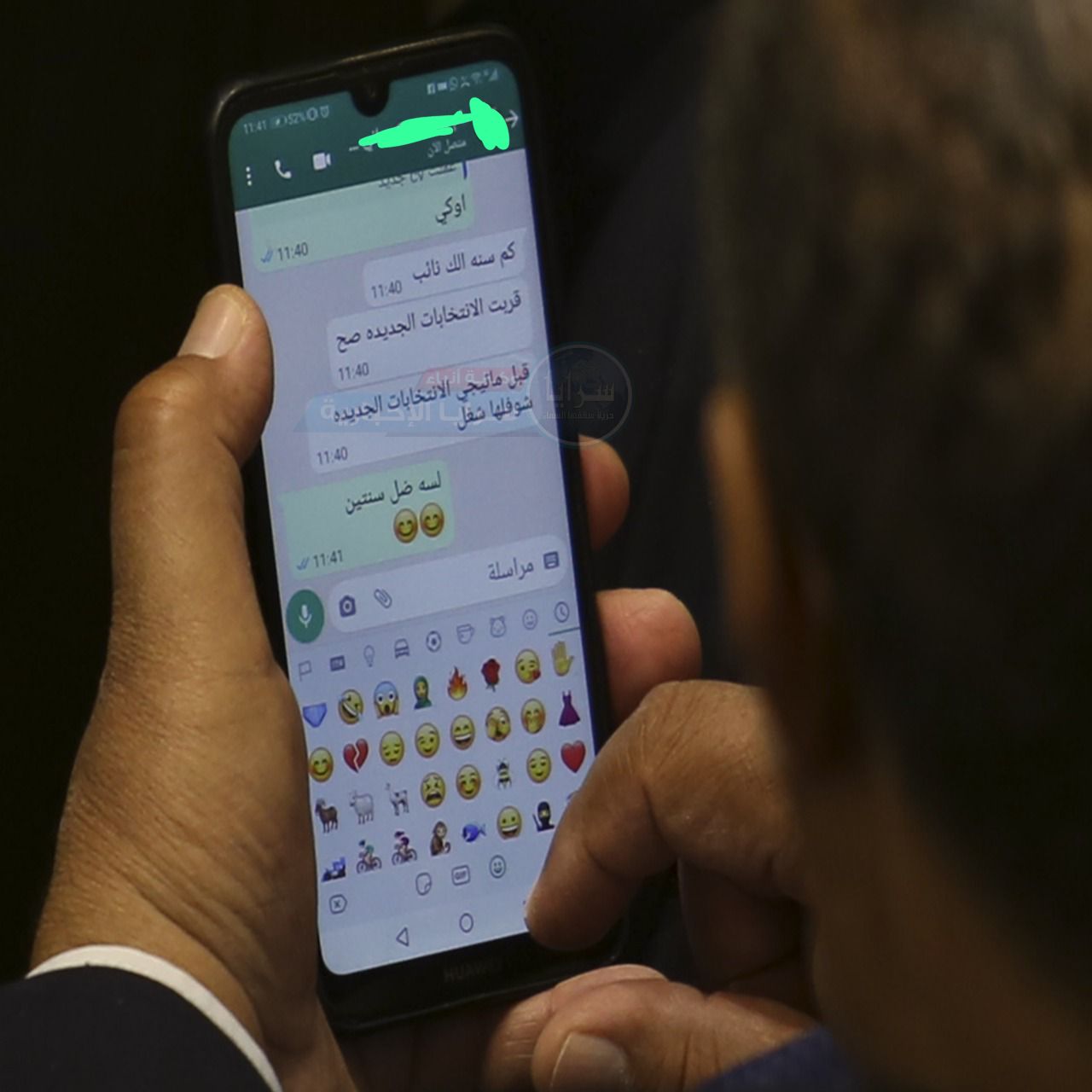عدسة سرايا تلتقط محادثة مواطنة مع نائب:"كم سنة صرلك نائب ..  قبل ما تيجي الانتخابات الجديدة شوفلها شغل"