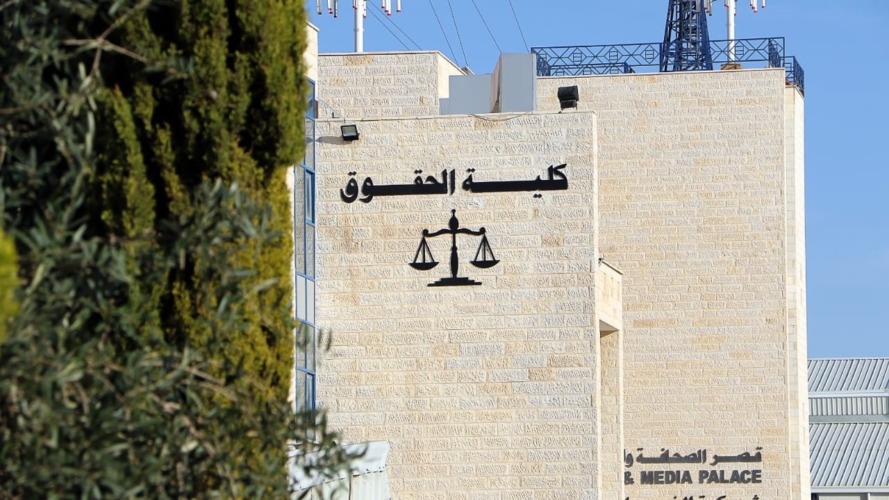 كلية الحقوق في جامعة الزرقاء تناقش رسائل ماجستير في تخصص القانون