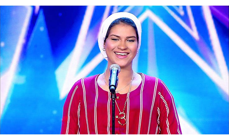 بالصور  ..  متسابقة "Arabs got talent" تكشف سبب خلعها الحجاب برد غير متوقع!