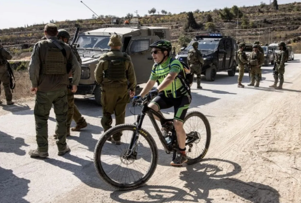 الاحتلال يرحّل 32 ناشطا أجنبيا تضامنوا مع الفلسطينيين في قطف الزيتون