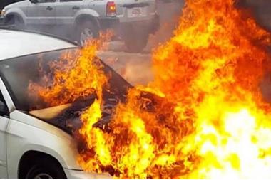 حريق مركبة على طريق المطار بسبب تماس كهربائي