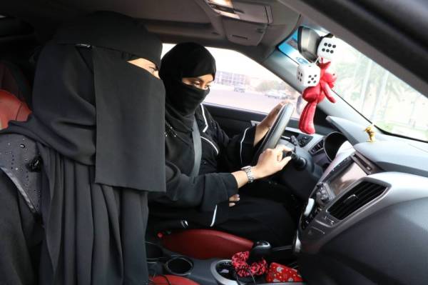 السعودية: سوق سوداء لتدريب الفتيات على القيادة