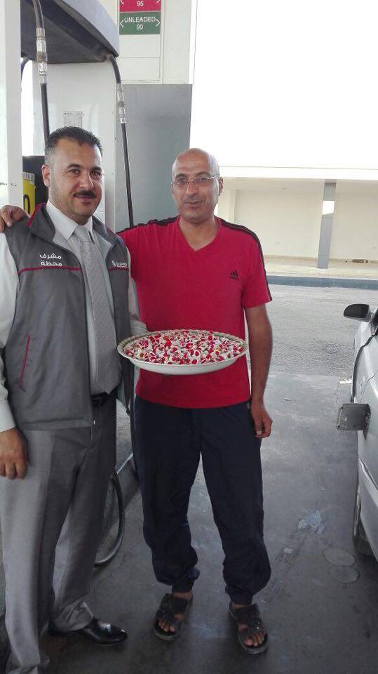 بالصور  .. محطة المفرق الدولية توزع حلوى على المواطنين في العيد 