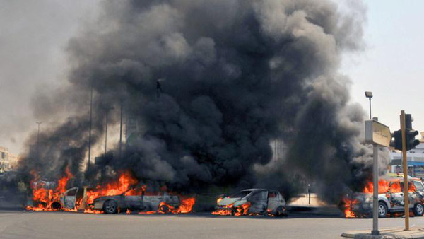 حريق هائل يلتهم عدداً من السيارات في السعودية (صور وفيديو)