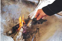 تفسير حلم الكي بالنار في المنام وعلاقته بالإسراف في أمور غير صالحة