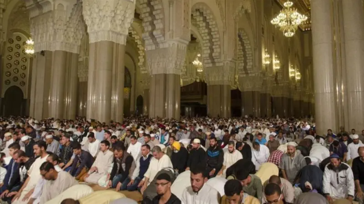 منع النساء من التراويح ..  إمام يفجر جدلاً في المغرب