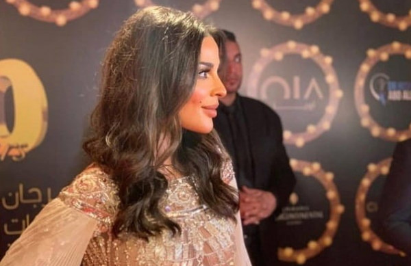 بالفيديو  .. نادين نسيب نجيم تتعرض لموقف مُحرج على المسرح 