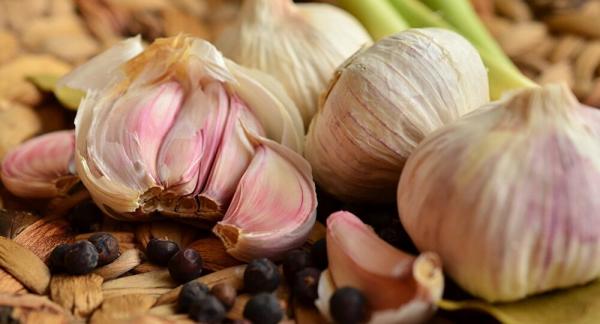 ماذا يحدث للجسم عند تناول الثوم بكثرة