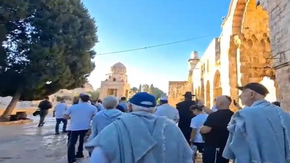 أكثر من 100 مستوطن يقتحمون المسجد الأقصى بحماية قوات الاحتلال