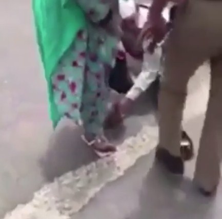 بالفيديو  ..  رجل امن سعودي يخلع حذاءه و يعطيه لحاجة فقدت حذاءها 