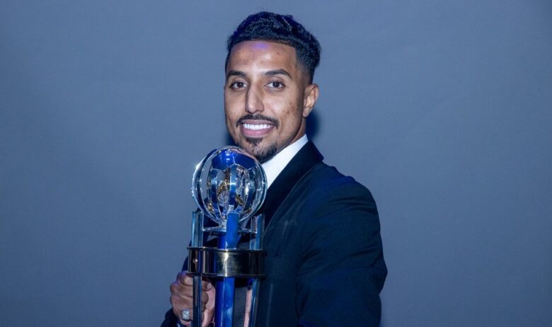 الدوسري يتوج بجائزة أفضل لاعب آسيوي 