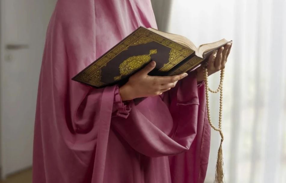 هل يجوز للمرأة قراءة القرآن الكريم في مجلس يحضر فيه الرجال الأجانب؟ ..  الإفتاء الأردنية تُجيب