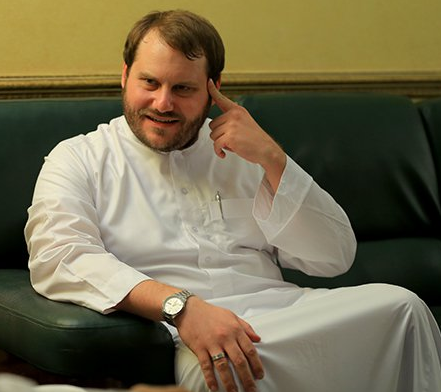 "ستيف" الامريكي يروى قصه إسلامه المثيرة: باكستاني كان يجمع بقايا الطعام لقّنني الشهادة (صور)