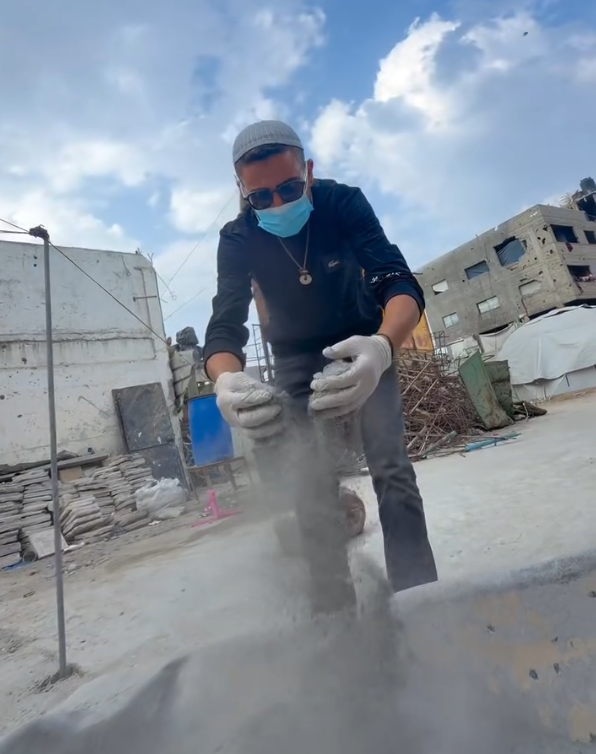 غزة تصنع من لا شيء كل شيء ..  فيديو يوثق صناعة الإسمنت بإمكانات بدائية من مخلفات البحر