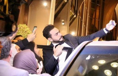 تامر حسني يهرب من على المسرح بسبب إحدى المعجبات بالكويت