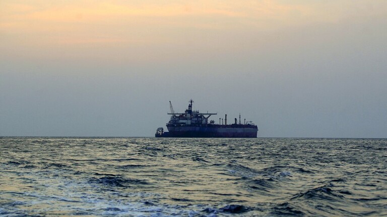 "الغارديان": أكثر من 100 سفينة تغير مسارها من قناة السويس لتجنب هجمات الحوثيين