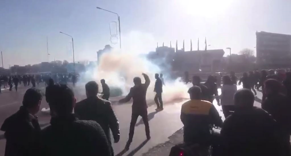 بالفيديو ..  تظاهرات في ايران و متظاهرين " اتركوا سوريا واهتموا بنا "