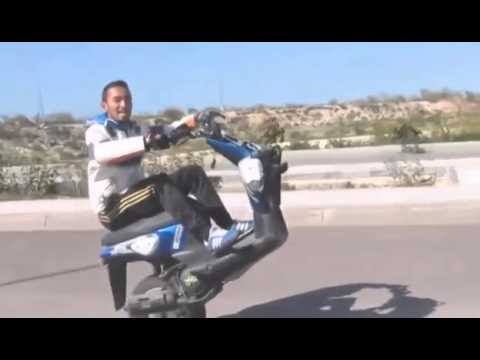 بالفيديو  ..  سائق دراجة يقودها دون عجلات أمامية