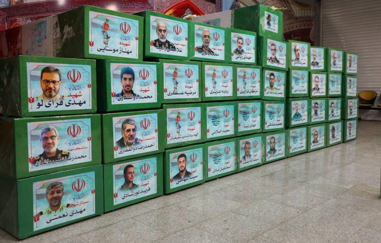 بالفيديو  ..  مسعود بزشكيان ووزير الخارجية الإيراني يشاركون في مراسم التشييع في العاصمة طهران