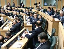 نجاة نائب ووزير سابق من كارثة جوية عندما تحطم زجاج طائرة كان على متنها