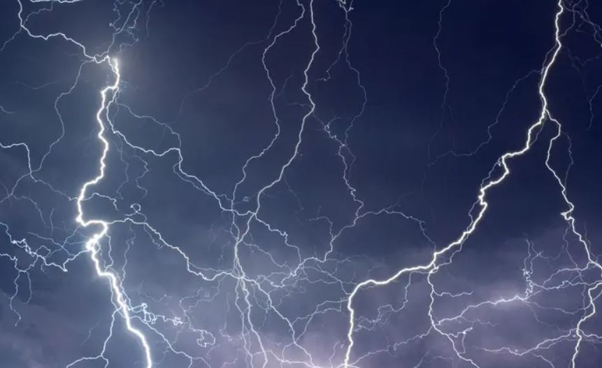 عواصف عنيفة تضرب اليونان ..  و22 ألف صاعقة في يوم واحد