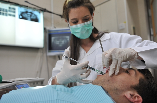 الصحة تُلزم مراجعي عيادات طب الأسنان بفحص كورونا