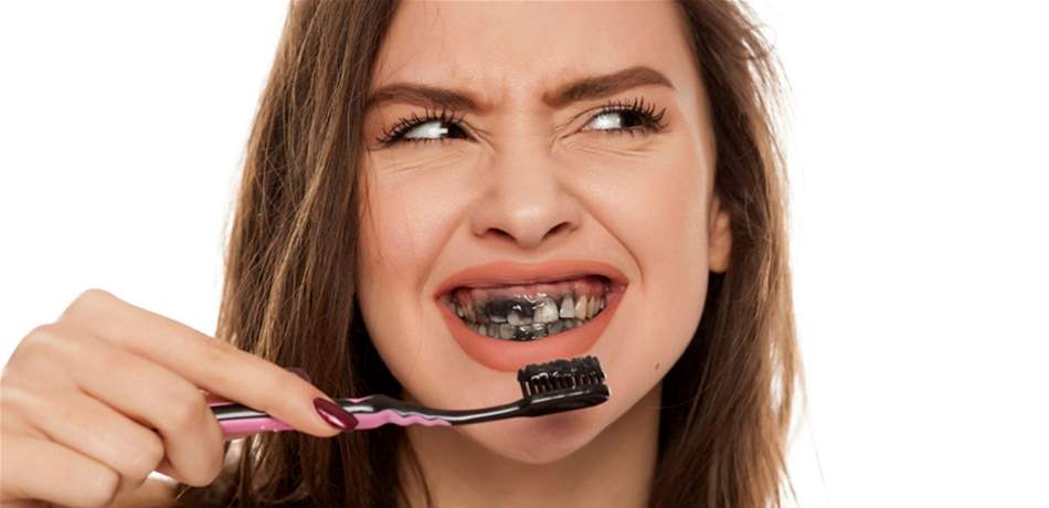 إحذروا معجون الفحم ..  يضر بالأسنان أكثر مما ينفعها