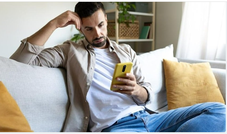 الطريقة الخفية التي يسرع بها هاتفك شيخوخة جسمك