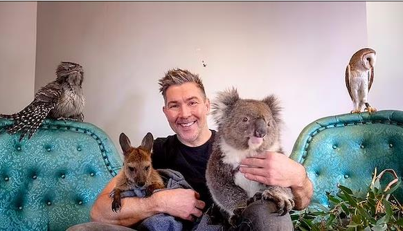 «أسترالي» يعيش مع 2000 حيوان خطير في منزله