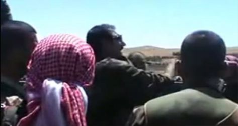 بالفيديو ..  ضابط بجيش النظام السوري يبصق على عناصرة