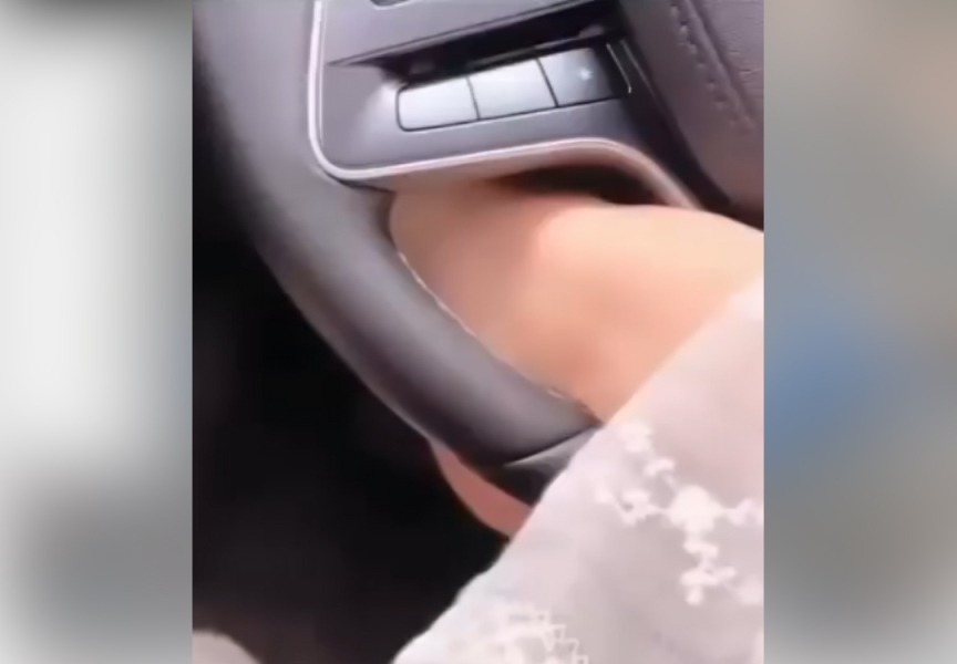 إنقاذ سيدة علقت قدمها المكسورة بمقود سيارتها-فيديو 