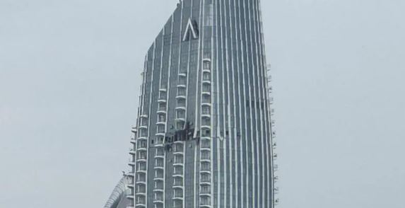 سقوط مسيّرة في دبي وأضرار بمطار الكويت وإيران تعلن استهداف مواقع إسرائيلية