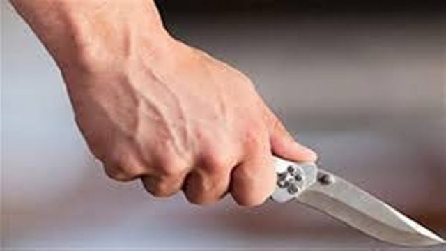 رقيب أمن عام يطعن والد طليقته في الزرقاء