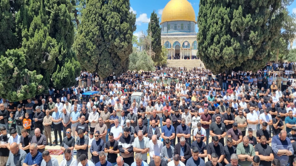 آلاف الفلسطينيين يؤدون صلاة الجمعة في المسجد الأقصى المبارك