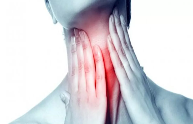 محلول الملح ..  الحل الأمثل لعلاج تغير الصوت بسبب التهاب الحنجرة