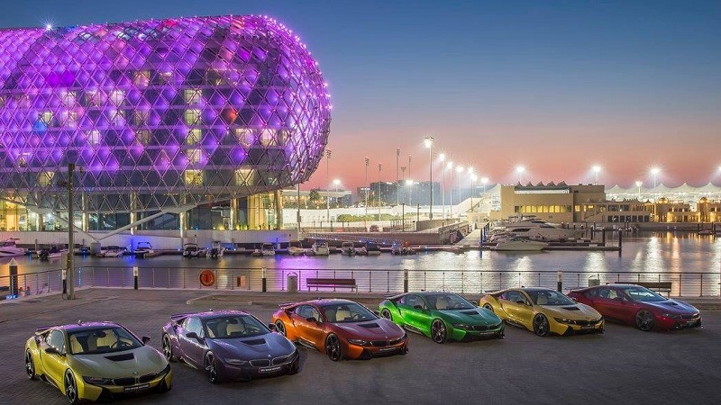 بالصور .. سيارات i8 ذات الألوان النادرة المتواجدة في أبوظبي