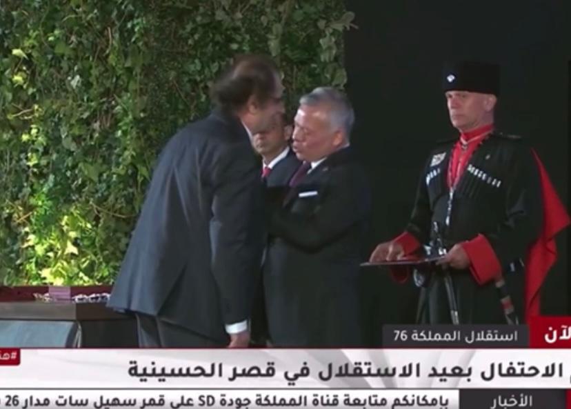الملك يكرم الروائي الدكتور وليد ابراهيم سيف 