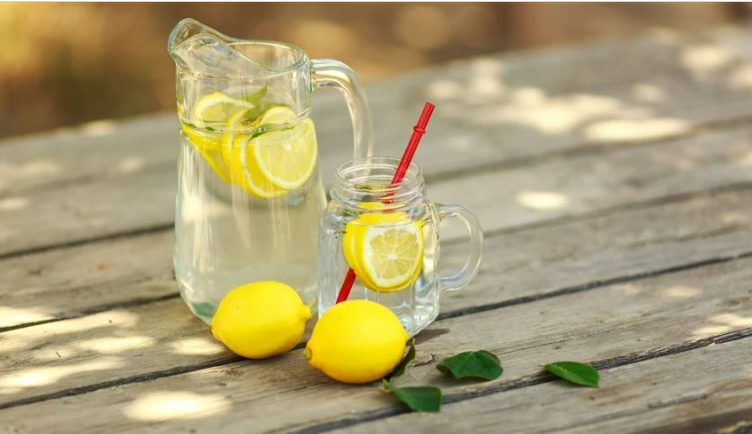 أفضل وقت لشرب ماء الليمون لتعزيز الهضم والترطيب