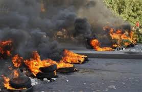 محتجون يغلقون شارع سوف عبين احتجاجاَ على انقطـاع المياه