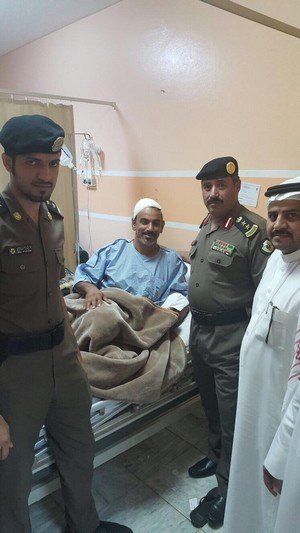 شاهد ..  سعودي مشتبه به حاول الإفلات من رجال الأمن فاصطدم بعامود إنارة