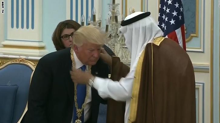 بعد انتقاده لـ"انحناء" أوباما بالرياض ..  جدل حول تفسير حركة ترامب