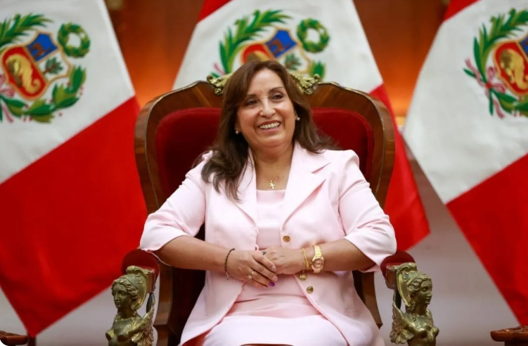 البرلمان البيروفي يعزل رئيسة البلاد