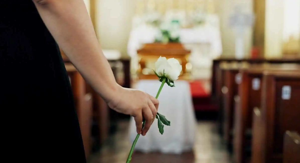 ماذا يعني السير في جنازة شخص حيّ وعلاقته بالبدايات؟