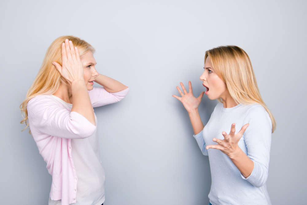 زوجة ابني سليطة اللسان وشتمتني مرة  ..  فهل هجري لها صائب؟