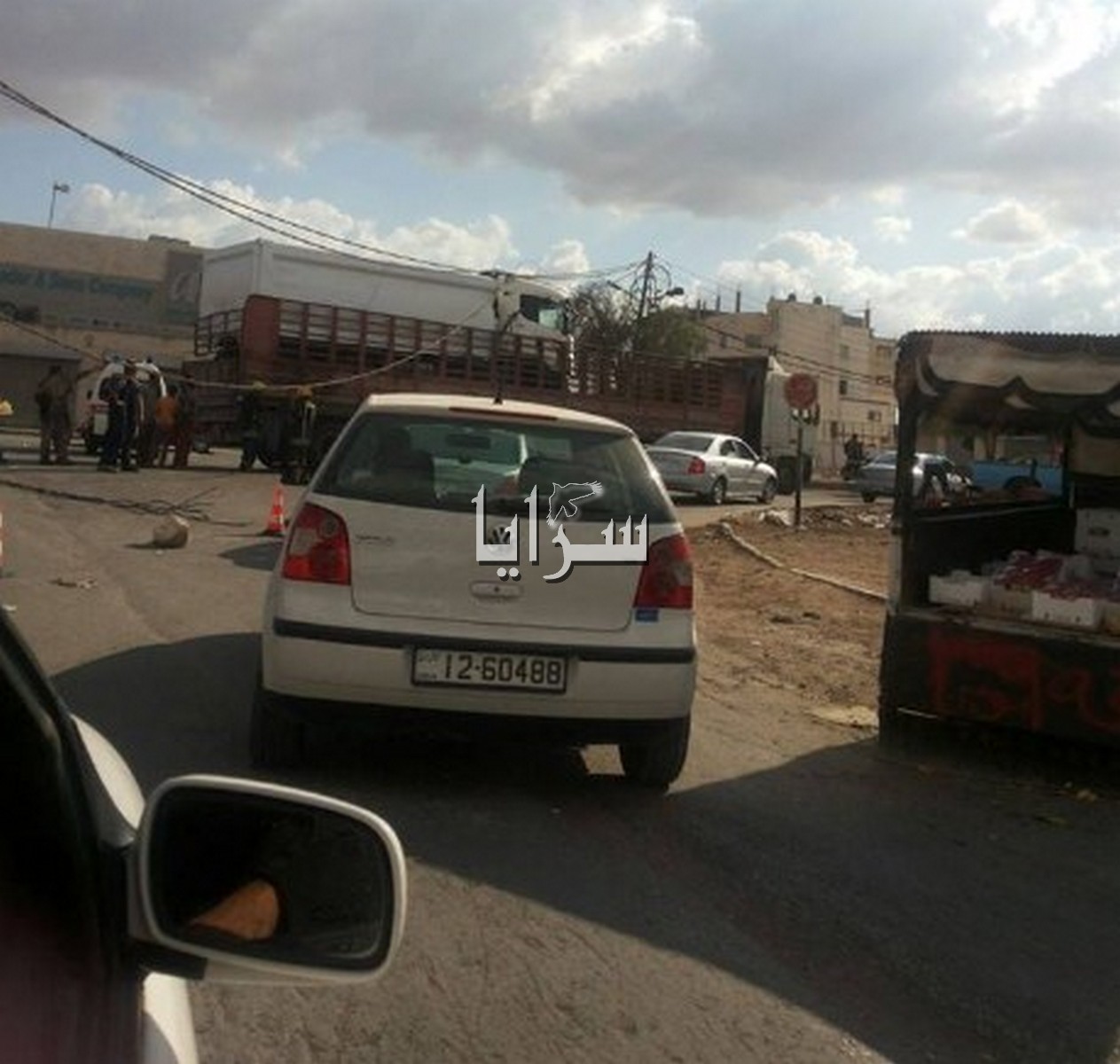 بالصور  ..  اربد : شاحنة محملة على "ونش" تعلق بأسلاك الكهرباء وتتسبب بأزمة 