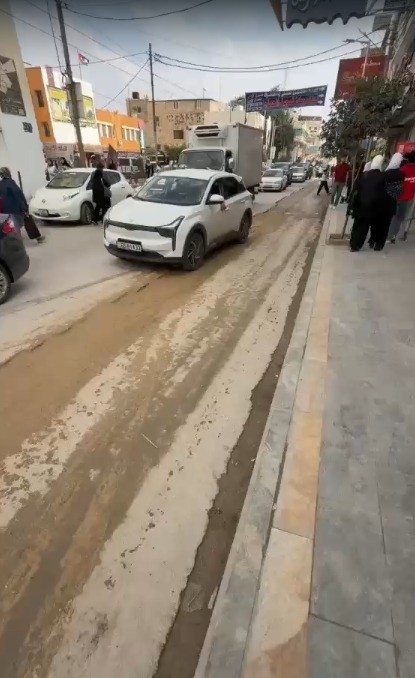 "حفريات الصرف الصحي تربك الوسط التجاري في المفرق ..  هبوطات وعرقلة للسير وشكاوى بلا حلول"