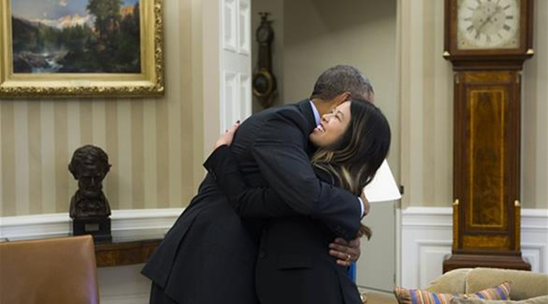 أوباما يحتضن ممرضة تعافت من فيروس إيبولا