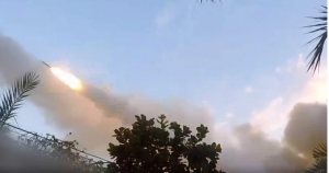 القسام تنشر مشاهد للرشقة الصاروخية التي أطلقتها صوب موقع كرم أبو سالم 